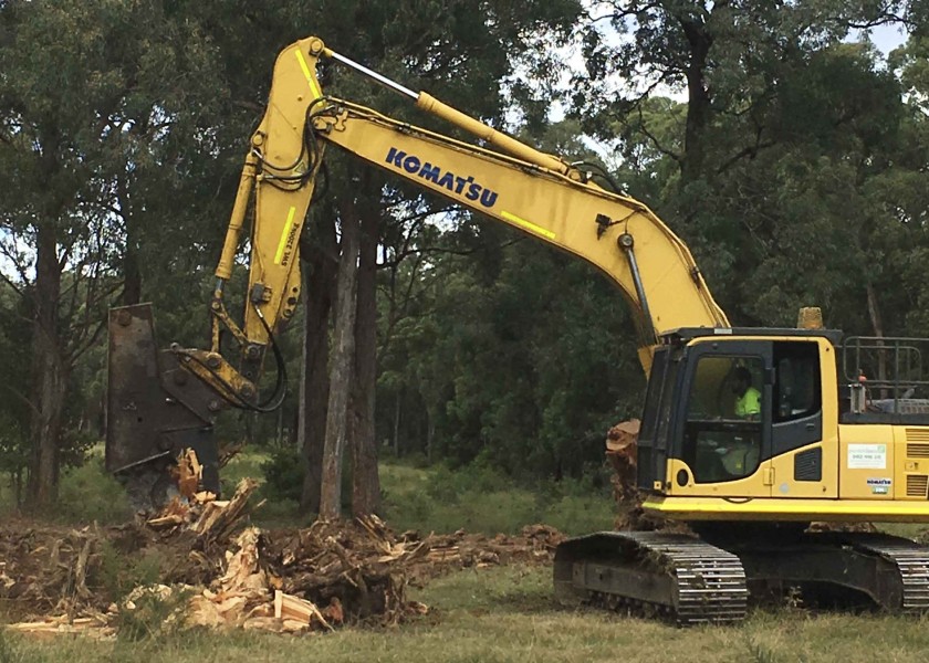 Komatsu 20T Excavator w/Tree Shears 1