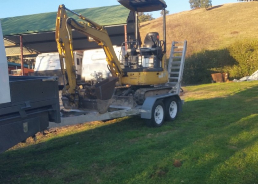 Komatsu PC18 Excavator 1