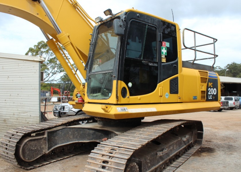 Komatsu PC200LC-8 3