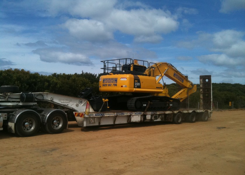 Komatsu PC220LC-8 1