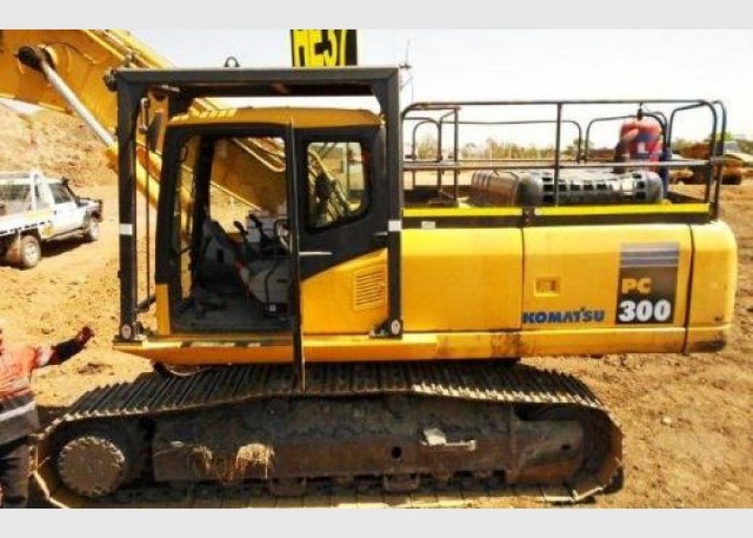 Komatsu PC300-7 Excavator 1