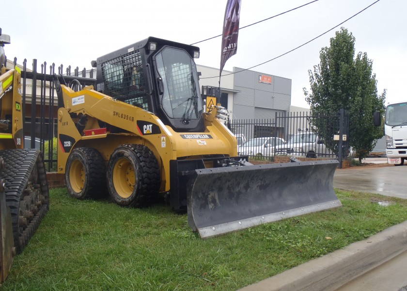 KR 18 CATERPILLAR 232B2 (WITH OR WITHOUT 6 WAY DOZER BLADE) 1