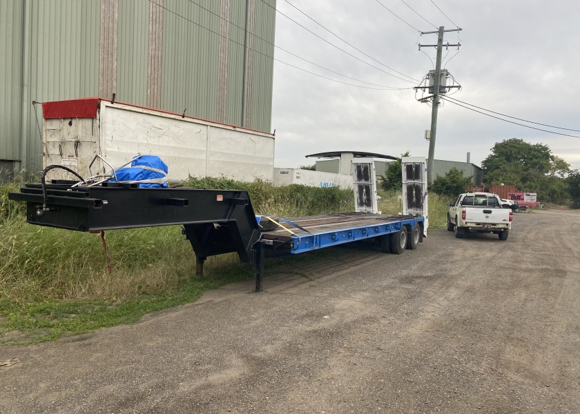 Low loader Tandem - outriggers to 4.5m 3