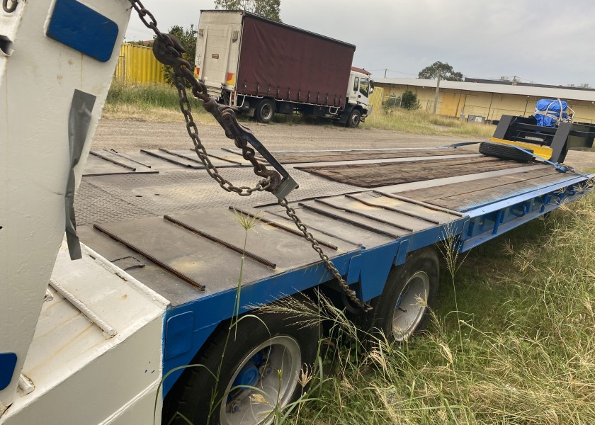 Low loader Tandem - outriggers to 4.5m 4