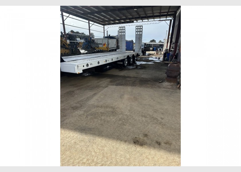 Low loader/float kenworth 1
