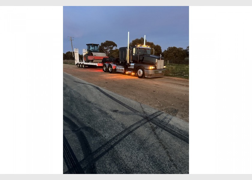 Low loader/float kenworth 2