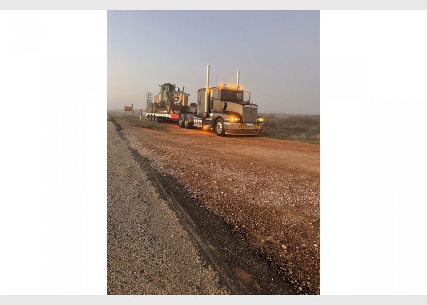 Low loader/float kenworth 3