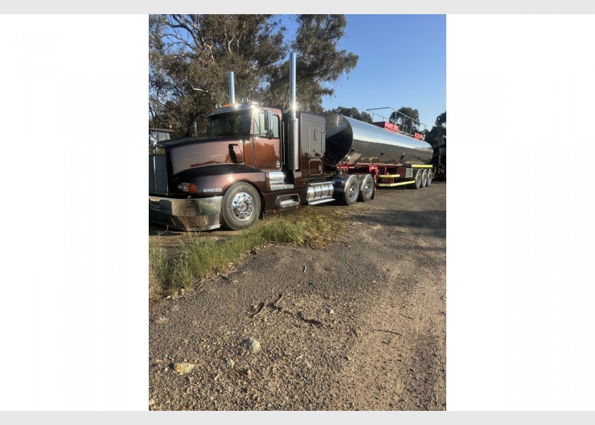 Low loader/float kenworth 4