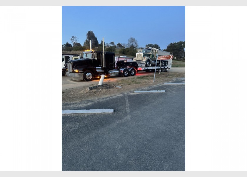 Low loader/float kenworth 5