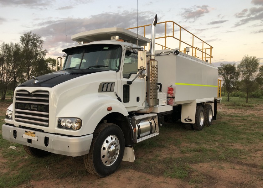 9,000L Mack Service Truck 2