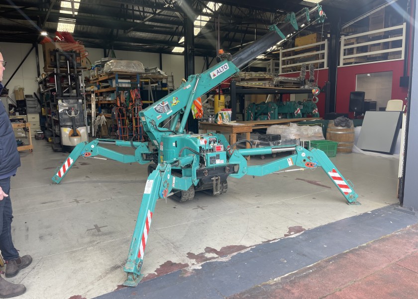 Maeda 285c mini crane 1