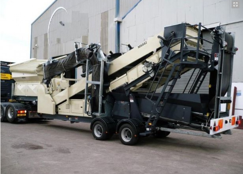 MS842W Two Deck Screen 1