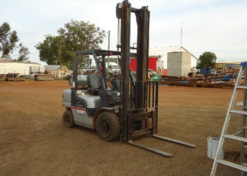 NISSAN 30 FORKLIFT 3 TON 2