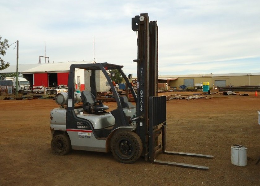NISSAN 30 FORKLIFT 3 TON 3