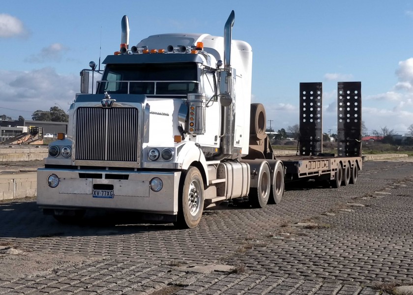 Prime Mover with Tri Axle Float 1