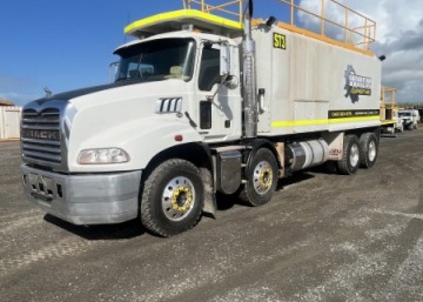 14,000L Mine Spec Service Trucks 3