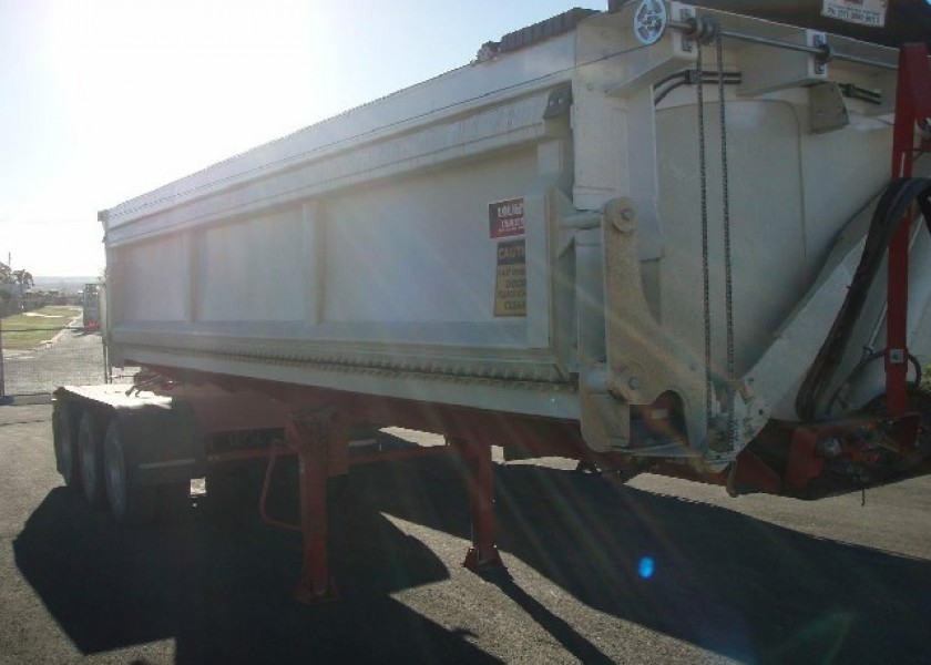 Side Tipping A Trailer 1