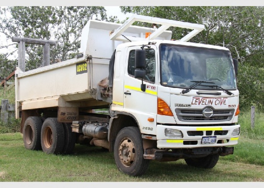Tipper and bobcat for wet hire 1