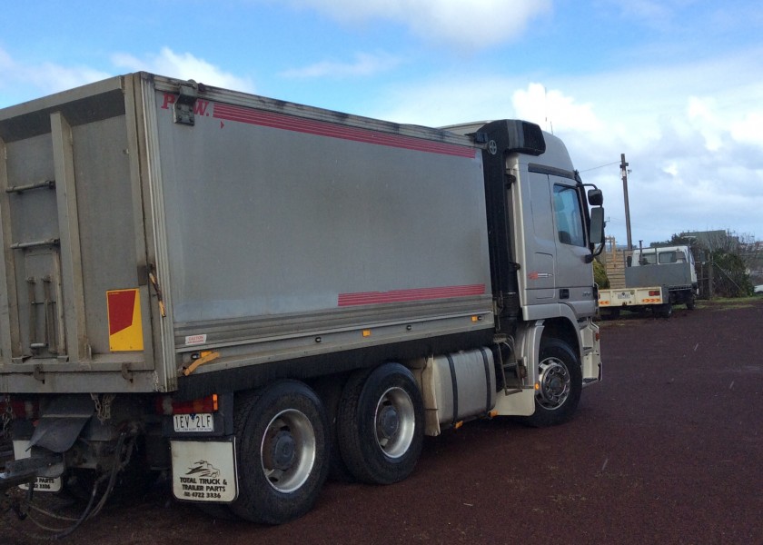 Tipper truck and trailer 2