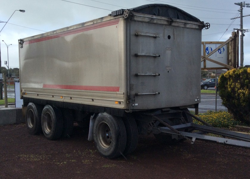Tipper truck and trailer 3