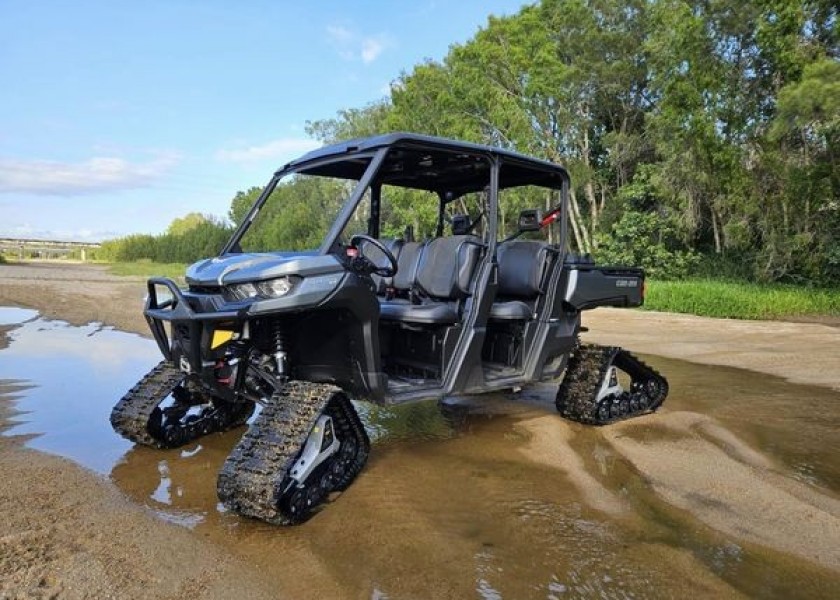 Tracked ATV Buggy Canam Defender 1