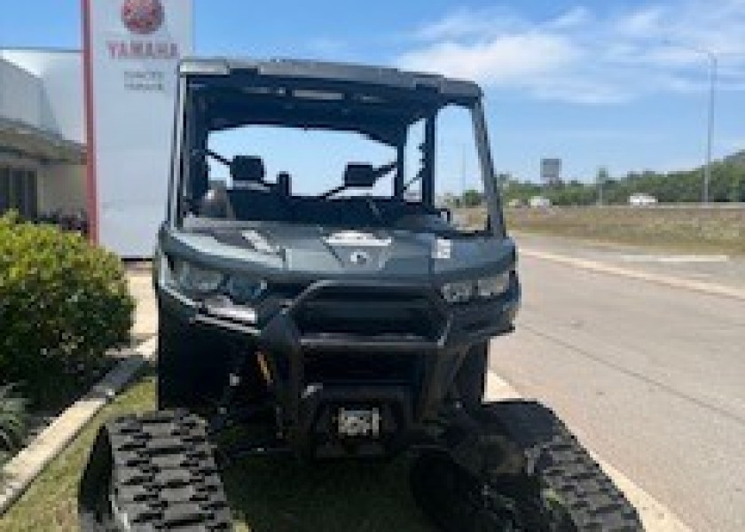 Tracked ATV Buggy Canam Defender 4