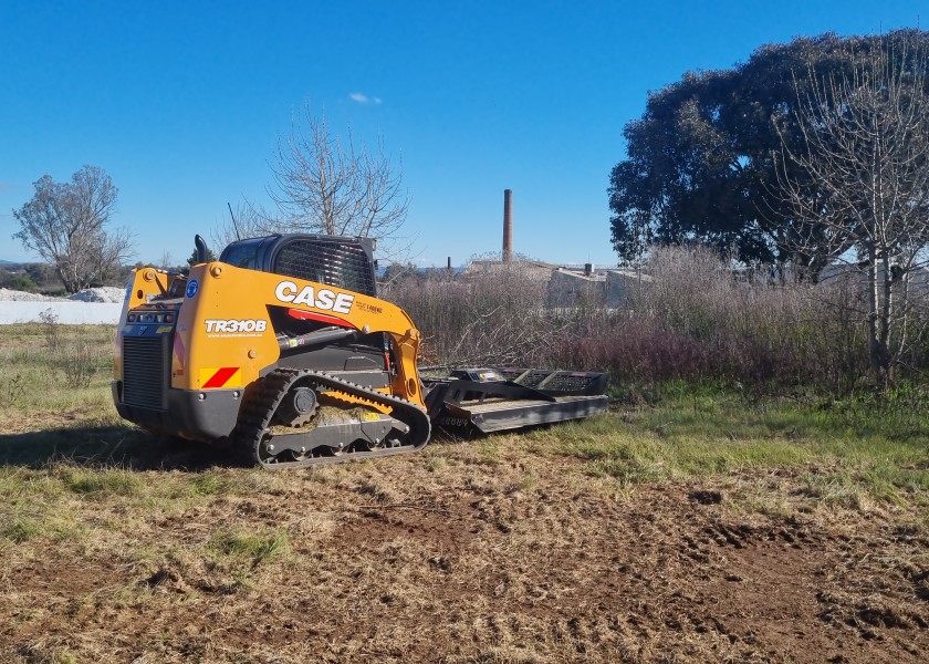 Tracked SkidSteer w/6FT Brush Cutter 2
