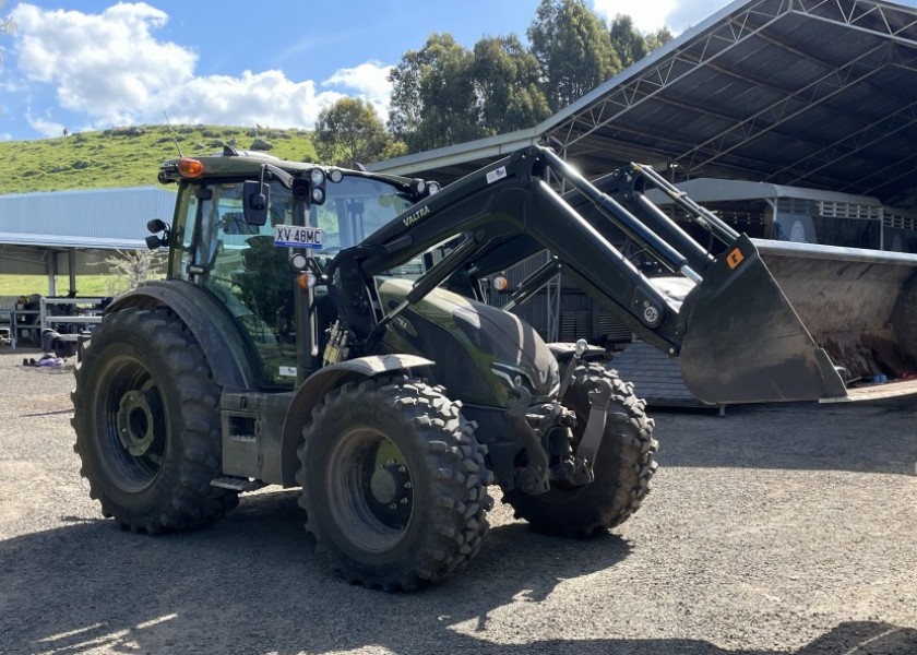 135HP Valtra G135 Tractor w/front end loader 1
