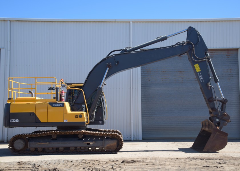 Volvo EC220Dl excavator 1