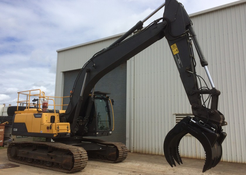 Volvo EC220Dl excavator 4