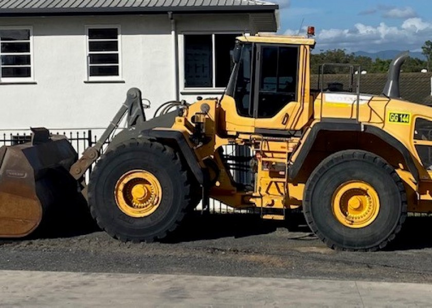Volvo L220 wheeled loader 1