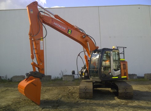 13.5T Hitachi Excavator 3