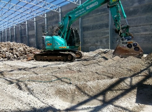 14T Kobleco Excavator w/crusher bucket 1