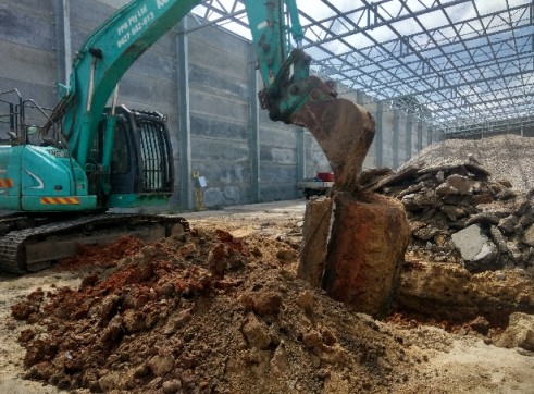 14T Kobleco Excavator w/crusher bucket 8