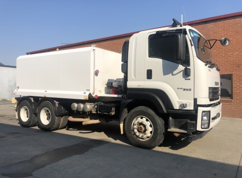 2017 Isuzu 6x4 14,000Lt Water Truck 1