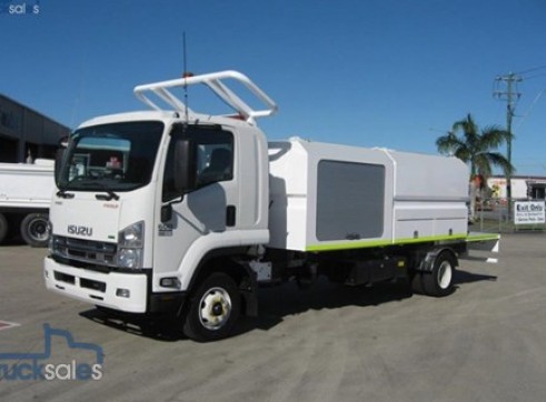 2017 Isuzu FRR600 4x2 Service Truck 7 x 400 Oils 