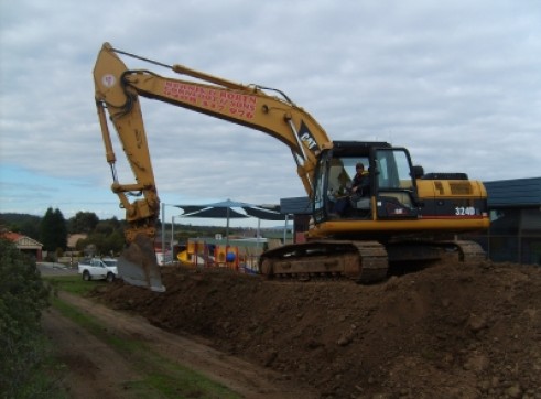 24T Volvo Excavator - w/attachments