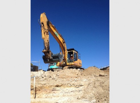 25 Tonne Hyundai Excavator for wet hire 1