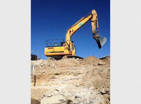 25 Tonne Hyundai Excavator for wet hire 2