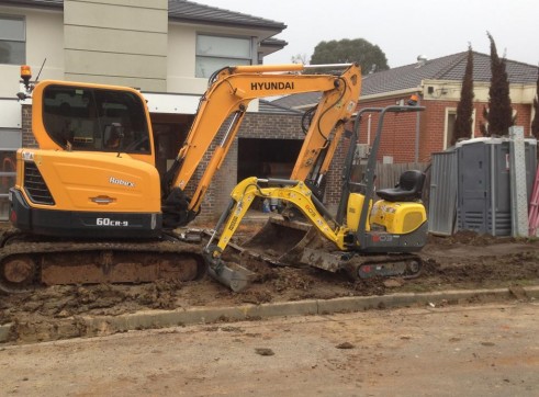 6 tonne rubber tracked excavator for hire
