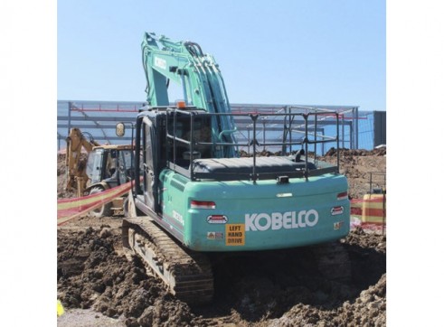 Kobelco 21t Excavator (a/c cab) 6