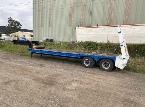 Low loader Tandem - outriggers to 4.5m
