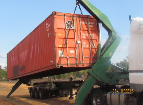 Prime Mover w/ 40ft Flat Bed Trailer (with container pins)